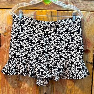 Who What Wear Black and White Floral Mini Skirt / Shorts. Pockets, size 10